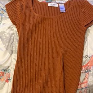 It’s a orgnge top and it kinda long and pretty